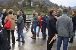 Die Gruppe macht einen Spaziergang entlang des Neckars