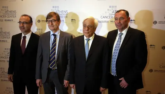 from left to right.: Vasilis Gregoriou, Director of the National Hellenic Research Foundation; Otmar Wiestler, President of the Helmholtz Association; the President of Greece Prokopios Pavlopoulos; Josef Puchta, Administrative Director DKFZ