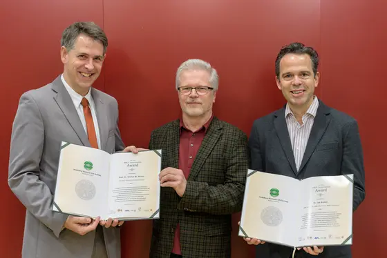 Die Preisträger Stefan Pfister (links) und Jan Korbel (rechts) mit Thomas Rausch, dem Sprecher Initiative “Heidelberg Molecular Life Sciences“