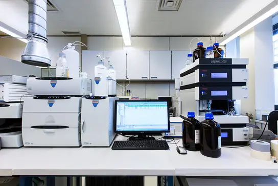 Das Bild zeigt eine Ausschnittansicht des Analytiklabors . Auf dem Labortisch steht eine Hochdruckflüssigchromatographie-Anlage (HPLC) der Firma Thermo Fisher .