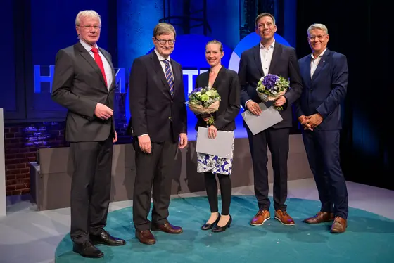 Ferdi Schüth, Juryvorsitzender, Direktor am Max-Planck-Institut für Kohlenforschung ; Otmar D. Wiestler, Präsident der Helmholtz Gemeinschaft; Ellen Sletten (UCLA); Oliver Bruns (NCT/UCC und DKFZ) sowie Volker Meyer-Guckel, Generalsekretär des Stifterverbandes für die Deutsche Wissenschaft (from left to right)
