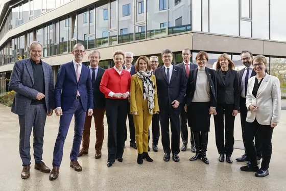 Die Bundesministerin für Bildung und Forschung, Bettina Stark-Watzinger, die Ministerin für Wissenschaft, Forschung und Kunst des Landes Baden-Württemberg, Petra Olschowski, die Ministerin für Kultur und Wissenschaft des Landes Nordrhein-Westfalen, Ina Brandes, der Wissenschaftsminister des Landes Sachsen, Sebastian Gemkow, sowie Heidelbergs Oberbürgermeister Eckart Würzner wurden herzlich am Nationalen Centrum für Tumorerkrankungen (NCT) Heidelberg empfangen. Die Begrüßung erfolgte durch den Vorstand des Deutschen Krebsforschungszentrums und des Universitätsklinikums Heidelberg, die Sprecher des Direktoriums des NCT Heidelberg sowie die Sprecher des Lenkungsausschusses des NCT.