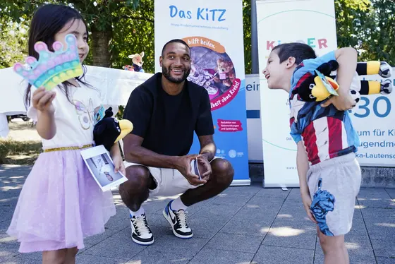 Fußballnationalspieler Jonathan Tah ist bereits seit mehreren Jahren als KiTZ-Botschafter aktiv und freut sich, die jungen Patient*innen am KiTZ nun mit seiner eignen Leidenschaft für Sport und Fußball anstecken und motivieren zu können, bei der Bewegungstherapie im wahrsten Sinne ‚am Ball zu bleiben‘.