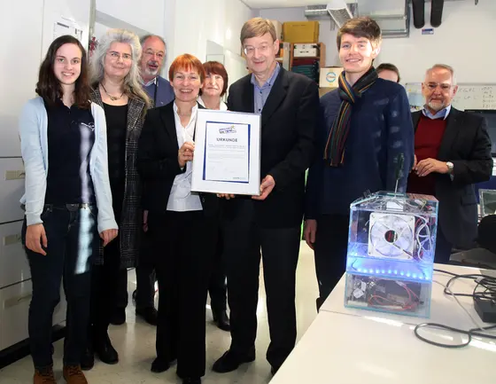 Erste Reihe, v.l.n.r.: Schülerin Isabel Marleen Pötzsch (13 Jahre), Dr. Katrin Platzer (Leiterin des Life-Science Lab Heidelberg), Angela Grether (Gasversorgung Süddeutschland GmbH), Prof. Otmar D. Wiestler (Vorstandsvorsitzender des Deutschen Krebsforschungszentrums), Nachwuchsforscher Florian Burger (18 Jahre)