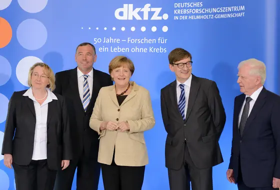 Federal Chancellor Angela Merkel with DKFZ’s Administrative-Commercial Director Josef Puchta (left) and Chairman and Scientific Director Otmar Wiestler (right). Far left: Theresia Bauer, Minister of Science, Research and the Arts of the State of Baden-Württemberg; far right: Harald zur Hausen.