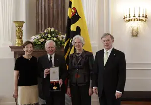 Eva Luise Köhler, Prof. Harald zur Hausen mit seiner Frau Prof. Ethel-Michele de Villiers und Bundespräsident Dr. Horst Köhler (v.l.n.r.) - Quelle: Bundespräsidialamt