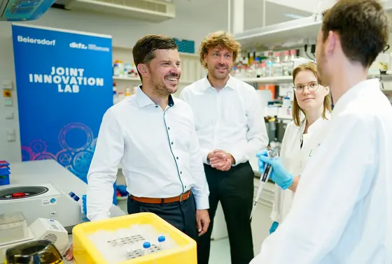 Frank Lyko, DKFZ (links), und Marc Winnefeld, Beiersdorf (2. v. links), mit Kollegen im neu gegründeten Joint Innovation Lab.