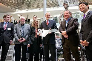 Prof. Wolfgang Wick, Gottfried Schaaf, Prof. Cornelia Ulrich, Prof. Jürgen Debus (hinten), Prof. Christof von Kalle, Stefan Behnisch, Dr. Philipp Rösler (from left to right)