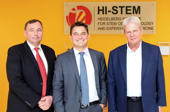 The Dietmar Hopp Foundation and the German Cancer Research Center (DKFZ) will fund the Heidelberg Institute for Stem Cell Technology and Experimental Medicine (HI-STEM) for another five years. Dietmar Hopp (right) and DKFZ’s Administrative-Commercial Director Josef Puchta (left) and HI-STEM’s Managing Director Andreas Trumpp (center)