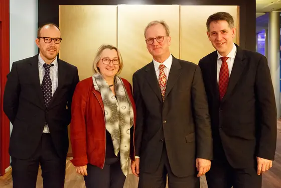 Ministerin Theresia Bauer (2.v.l.) mit den drei KiTZ Direktoren (v.l.) Olaf Witt, Andreas Kulozik und Stefan Pfister beim Empfang in der Print Media Academy.