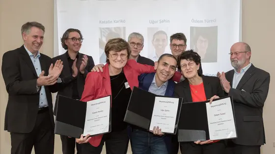 v.l.n.r.: Stefan Pfister (DKFZ, Hopp-Kindertumorzentrum KiTZ Heidelberg), Michael Platten (DKFZ, Universitätsmedizin Mannheim), Katalin Karikó, Meyenburg-Preisträgerin 20/21, Stefan Fröhling (Vorstand der Meyenburg-Stiftung, NCT Heidelberg), Uǧur Șahin, Meyenburg-Preisträger 20/21, Michael Baumann (Vorstandvorsitzender DKFZ), Özlem Türeci, Meyenburg-Preisträgerin 20/21, Wolfgang Henkel, Meyenburg-Stiftung.