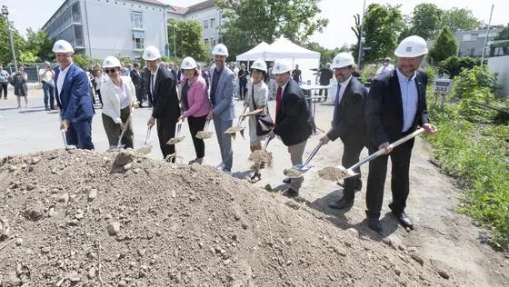 (v.l.n.r.): Univ.-Prof. Dr. Georg Krausch (Präsident, Johannes Gutenberg-Universität Mainz (JGU)), Ursula Weyrich (Kaufmännischer Vorstand, Deutsches Krebsforschungszentrum (DKFZ), Prof. Dr. Dr. h.c. Michael Baumann (Vorstandsvorsitzender und Wissenschaftlicher Vorstand, DKFZ), Marion Hahn (Pflegevorstand, Universitätsmedizin Mainz (UM)), Minister Clemens Hoch (Ministerium für Wissenschaft und Gesundheit Rheinland-Pfalz), Univ.-Prof. Dr. Özlem Türeci (Mitbegründerin und Chief Medical Officer, BioNTech SE, und Professorin für Personalisierte Immuntherapie, HI-TRON Mainz/JGU), Univ.-Prof. Dr. Norbert Pfeiffer (Vorstandsvorsitzender und Medizinischer Vorstand, UM), Dr. Christian Elsner (Kaufmännischer Vorstand, UM) und Univ.-Prof. Dr. Ulrich Förstermann (Wissenschaftlicher Vorstand und Dekan, UM) starten den Bau des neuen HI-TRON Mainz-Gebäudes mit einem feierlichen Spatenstich.