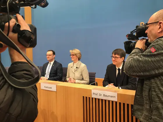 v.l.n.r.: Bundesgesundheitsminister Jens Spahn, Anja Karliczek, Ministerin für Bildung und Forschung, und Michael Baumann, Vorstandsvorsitzender des Deutschen Krebsforschungszentrums bei der Pressekonferenz zum Start der “Dekade gegen den Krebs“.