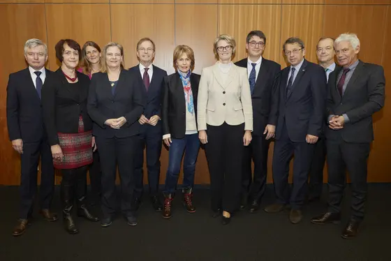 Sie wollen die Krebsforschung, -prävention und -früherkennung stärken: Das sind die Mitglieder des Strategiekreises zur Dekade gegen den Krebs, die Ende November nach Berlin kamen. (v.l.n.r) Wolfgang Knauf, Doris Pfeifer, Julia Carolin Stingl, Sabine Weiss, Thomas Rachel, Christa Maar, Anja Karliczek, Michael Baumann, Heyo K. Kroemer, Michael Hallek und Gerd Nettekoven.