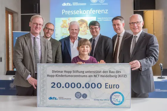 Prof. Dr. Andreas Kulozik, Prof. Dr. Olaf Witt, Dietmar Hopp, Annika, Prof. Dr. Michael Baumann, Prof. Dr. Stefan Pfister, Prof. Dr. Guido Adler (v.l.n.r.)