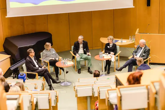 (v.l.n.r.) Michael Baumann (DKFZ), Angelika Eggert (Charité Berlin), Rainer Göbel (Moderation), Ulla Ohlms (PATH) und Klaus Schlüter (Vice President MSD SHARP & DOHME) während der Podiumsdiskussion zum Thema Krebsforschung in Deutschland – Überblick/Standort-Bestimmung.