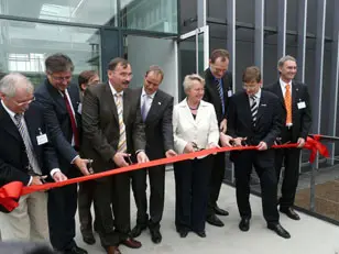 Von links nach rechts: Prof. Wolfhard Semmler, Leiter der Abteilung für Medizinische Physik in der Radiologie, Deutsches Krebsforschungszentrum; Walter Märzendorfer, Leiter des Business Unit Magnetresonanztomographie, Siemens AG; verdeckt: Hanno Chef, Architekt BDA, Architekturbüro Heinle, Wischer und Partner; Dr. Josef Puchta, Kaufmännisch-administrativer Stiftungsvorstand des Deutschen Krebsforschungszentrums; Dr. Eckart Würzner, Oberbürgermeister Heidelberg; Dr. Annette Schavan, Bundesministerin für Bildung und Forschung; Dr. Bernd Montag, Leiter der Division Bildgebende Systeme & IT, Siemens AG; Prof. Otmar D. Wiestler, Vorstandsvorsitzender und Wissenschaftlicher Stiftungsvorstand des Deutschen Krebsforschungszentrums; Thomas Seiler, Leiter der Siemens Niederlassung Mannheim