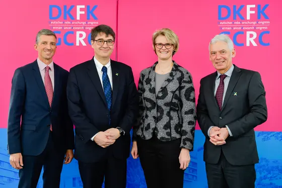 Die Präsidenten des ersten Deutschen Krebsforschungskongresses Frederik Wenz (Deutsche Krebsgesellschaft), Michael Baumann (Deutsches Krebsforschungszentrum) und Gerd Nettekoven (Deutsche Krebshilfe) mit der Bundesministerin für Bildung und Forschung Anja Karliczek, die den Kongress eröffnete.