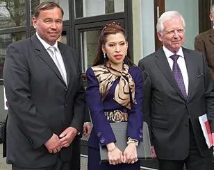 Dr. Josef Puchta, Commercial Director of the German Cancer Research Center (left) , receiving the princess together with DKFZ’s former Scientific Director, Professor Harald zur Hausen (right)