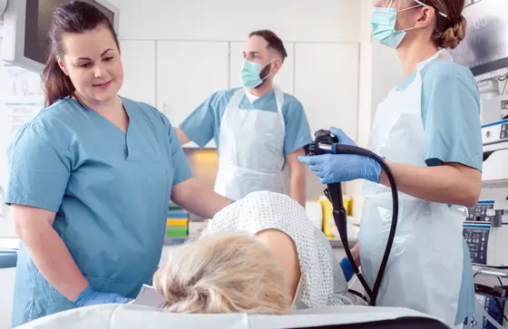 Patient und Arzt im Krankenhaus während einer Darmspiegelung