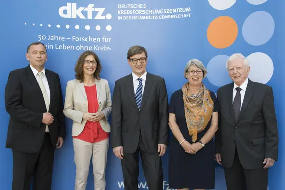 from left to right: Prof. Josef Puchta, Dr. Simone Schwanitz, Prof. Otmar D. Wiestler, Bärbel Brumme-Bothe, Prof. Harald zur Hausen